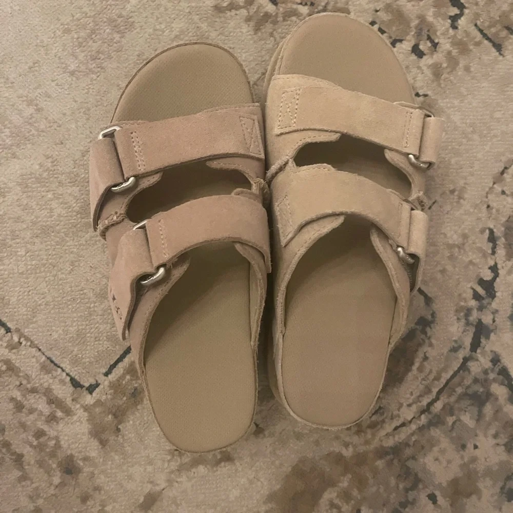 Uggs slip on size 7 - Picture 2 of 5